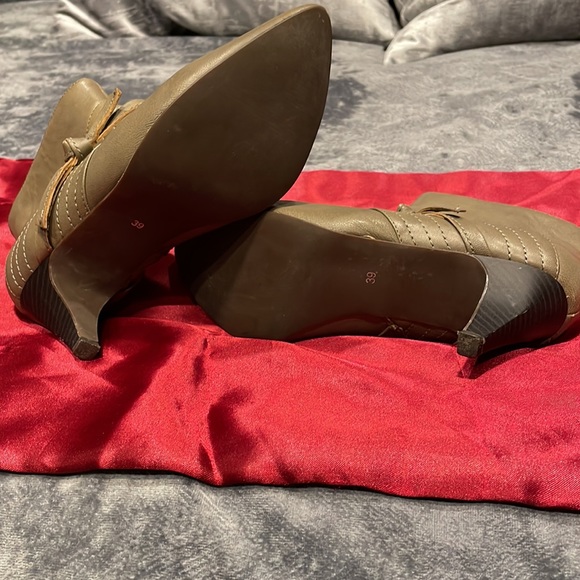 Short boots with high heel. - Picture 3 of 3